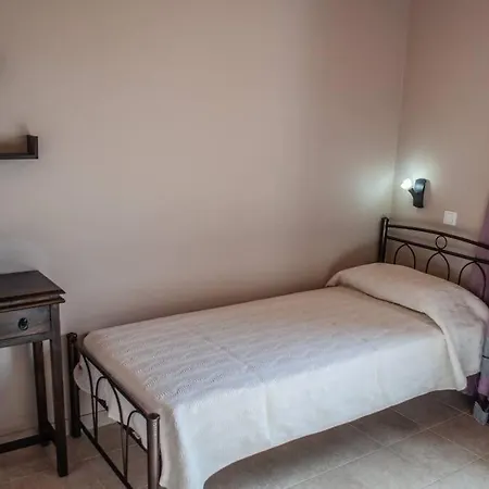 בית נופש Phyllida - M4 *